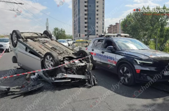 Բուսաբանական այգու մոտ «Nissan Versa»-ն բախվել է կամրջի պատնեշներին և գլխիվայր շրջվել․ կա տուժած